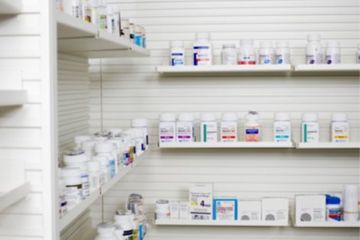 Farmacia Armentia medicamentos en estantes